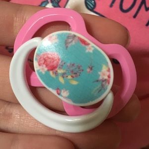 Pacifiers & accessories